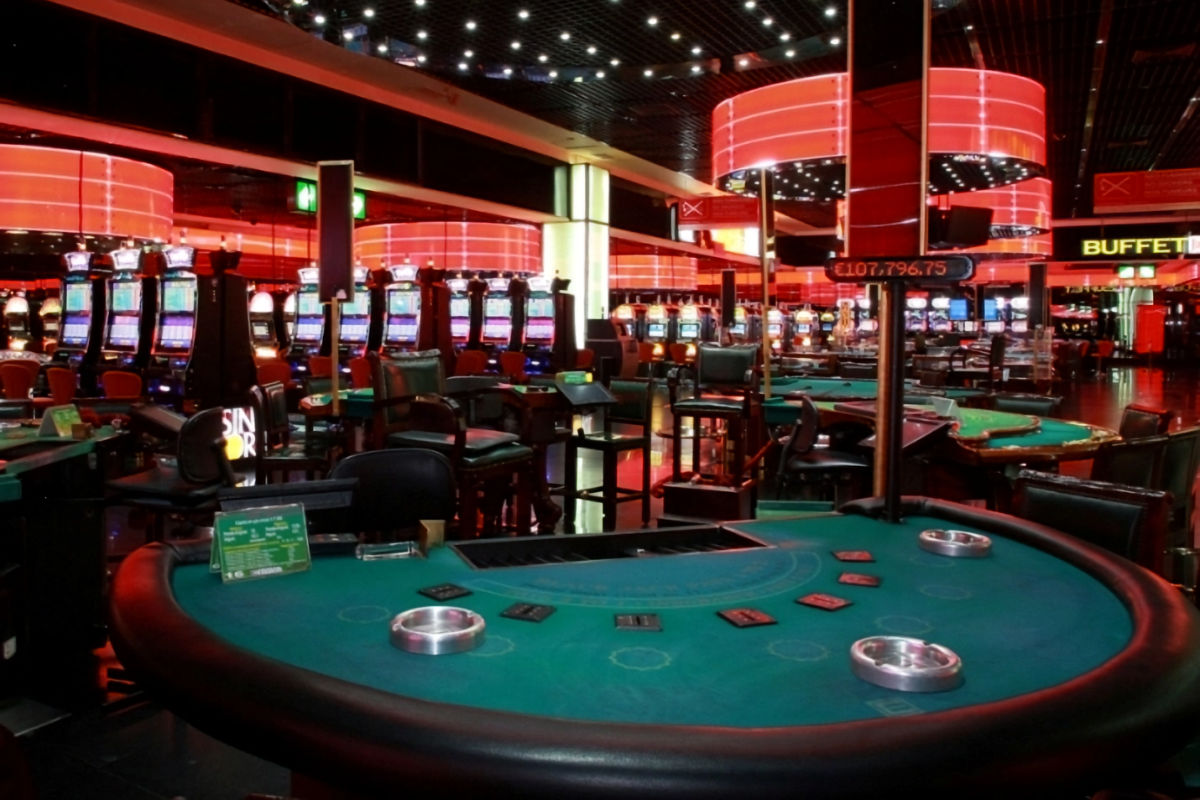 Živé stoly s ruletou a karetními hrami v kasinu Estoril