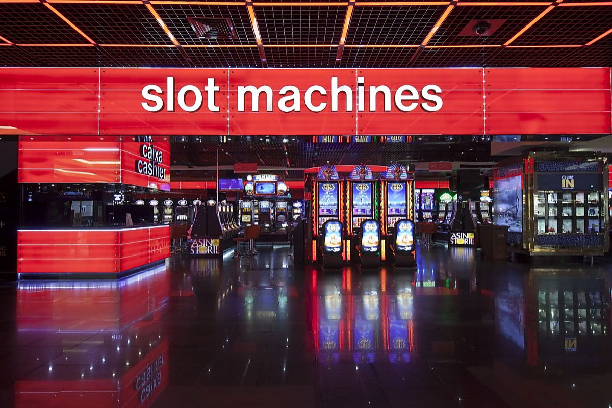 Výherní automaty v jednom z největších kasin Evropy, v kasinu Estoril